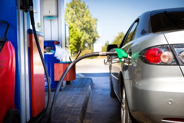 Cómo Evitar Paradas Operativas en una Gasolinera gasolinera abasteciendo vehiculos