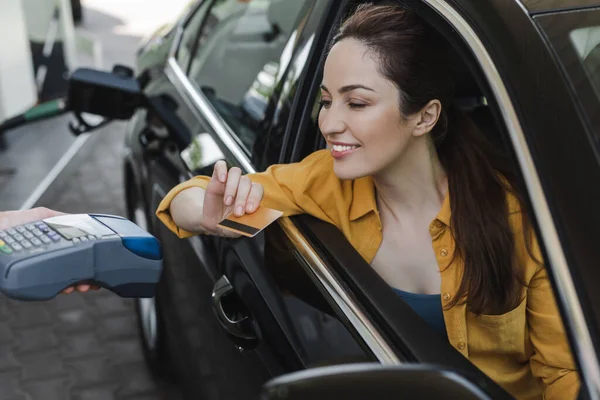 Cómo modernizar las gasolineras para mejorar la experiencia del cliente pago con tarjeta de crédito en una gasolinera